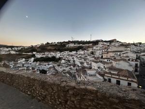 vistas a una ciudad con edificios blancos en Apartamento ¨El lizón¨, en Setenil