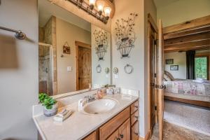 een badkamer met een wastafel en een spiegel bij Terry's Run Getaway in Mineral