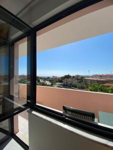 een uitzicht vanuit een raam in een gebouw bij Green Sporting Club Hotel in Alghero