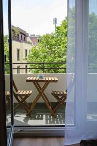 d'une table et de chaises sur un balcon avec vue. dans l'établissement Wohnung in Augsburg Innenstadt -Tiefgarage, à Augsbourg