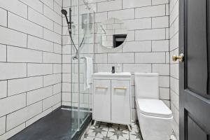 y baño con aseo, lavabo y espejo. en Hidden retreat in the heart of the city - 2 Bed Apt, en Nottingham