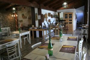 ein Esszimmer mit einem Tisch und einer Flasche Wein in der Unterkunft Il Podere dell'Angelo Old Country House in Belvedere Marittimo