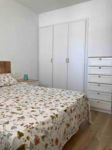 a bedroom with a bed and two closets at Apartament amb vistes al mar! in Salou