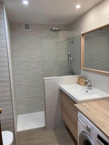 a bathroom with a shower and a toilet and a sink at Apartament amb vistes al mar! in Salou