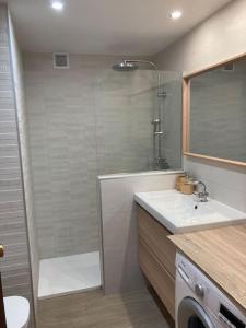 een badkamer met een douche, een toilet en een wastafel bij Apartament familiar amb vistes al mar! in Salou