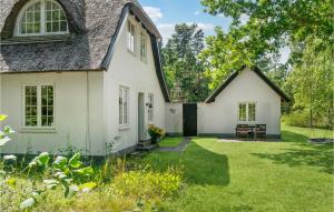 una casa bianca con un prato di Beautiful Home In Rrvig With Kitchen a Rørvig