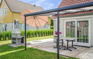 a patio with a table and an umbrella at Oesterbaai - 5personen in Wemeldinge
