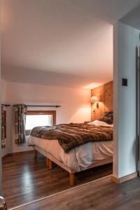 a bedroom with a large bed and a window at IMMODREAMS - Chalet Le Grand Paradis - Avoriaz in Avoriaz