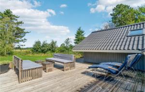 une terrasse avec des chaises, un banc et une table dans l'établissement Gorgeous Home In Sjllands Odde With Wifi, 