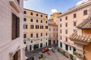 een luchtzicht op een straat met gebouwen bij Pigna suite in Rome