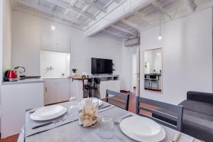 een keuken en een eetkamer met een tafel bij Pigna suite in Rome