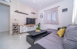 uma sala de estar com um sofá e uma televisão em Gorgeous Home In Pucisca - Praznica With Private Swimming Pool, Can Be Inside Or Outside em Pucisca