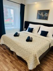 una camera da letto con un grande letto con due pantofole sopra di Penzion Nový Svět a Krásno