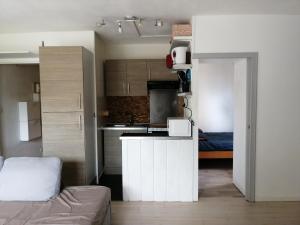 - une petite cuisine avec un comptoir blanc dans une pièce dans l'établissement Appartement au pied des dunes, à Seignosse
