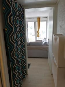 un pasillo con una puerta que conduce a una habitación con cama en Appartement au pied des dunes, en Seignosse