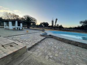 a backyard with a swimming pool and a house at Hotel Poneloya in Tarija