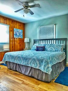 een slaapkamer met een bed en een plafondventilator bij Creekside Paradise in Tybee Island