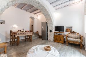 cocina y sala de estar con techo abovedado en Casa Estiva Apeiranthos Naxos Apartments en Naxos