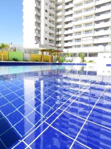 an empty swimming pool in front of a building at Recanto do Bosque Apartamentos para Temporada in Caldas Novas