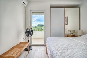 una camera con un letto e una grande finestra di A2- luxury apt w big balcony 4 min walk to beach a Spalato (Split)
