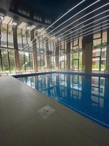 uma grande piscina num edifício com janelas em Baltic Harmony - Easy-Rent Apartments em Pobierowo