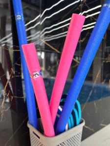a container filled with pink and blue pens at Baltic Harmony - Easy-Rent Apartments in Pobierowo