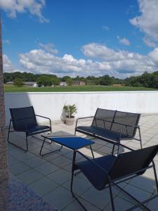 2 Stühle und ein Tisch auf der Terrasse in der Unterkunft Apartamento a Carballeira in Lugo