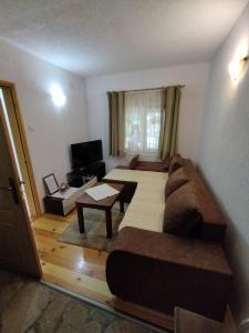 ein Wohnzimmer mit einem Sofa und einem TV in der Unterkunft Duke in Žabljak