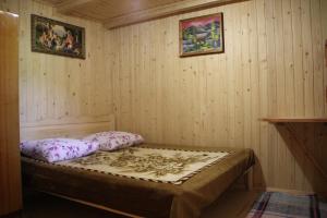 Ένα ή περισσότερα κρεβάτια σε δωμάτιο στο Saduba Kozatska Detsa