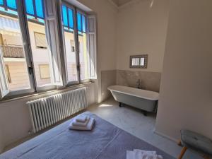 uma casa de banho com uma banheira e uma janela em Allegra Viareggio Appartamento & Affittacamere Guest house em Viareggio