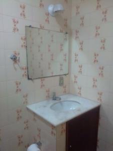 W łazience znajduje się umywalka i lustro. w obiekcie Loft da Montanha (A 8min do centro) w mieście Nova Friburgo