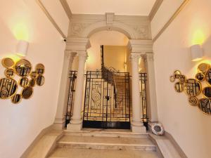 pasillo con puerta de hierro y escalera en Allegra Viareggio Appartamento & Affittacamere Guest house, en Viareggio