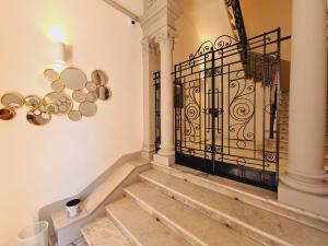 uma escada com um portão de ferro forjado numa casa em Allegra Viareggio Appartamento & Affittacamere Guest house em Viareggio