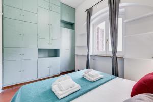 een slaapkamer met een bed met twee handdoeken erop bij Pigna suite in Rome