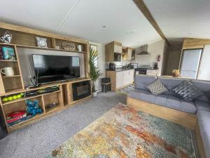 salon z kanapą i telewizorem z płaskim ekranem w obiekcie Beautiful 6 Berth Caravan With Decking In Norfolk Ref 89001mv w mieście Belton