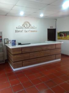 a reception desk in a hotel la casserole room at Hotel La Casona in Chinácota