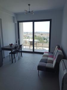 Χώρος καθιστικού στο Alchania komi luxury apartment