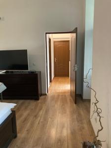 une chambre vide avec un couloir menant à une porte dans l'établissement Contessa Central Studio II, à Cluj-Napoca