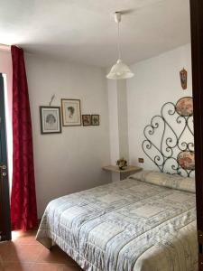 1 dormitorio con cama y cortina roja en La casetta al lavatoio, en Borgo a Mozzano