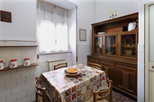 eine Küche mit einem Tisch mit einer Schüssel Essen drauf in der Unterkunft Chez Pancrazio in Taormina