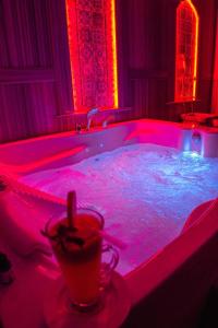 فندق يلدز لايف في طرابزون: حوض به مشروب مع أضواء حمراء