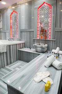 فندق يلدز لايف في طرابزون: حمام مع حوض ومغسلة ونوافذ