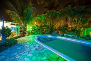 ein Schwimmbad in einem Resort in der Nacht in der Unterkunft Pousada Vila Magiosa in Búzios