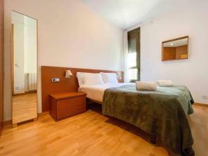 um quarto de hotel com uma cama e um espelho em Hostourist@Bcn Apartamento Monumental em Barcelona