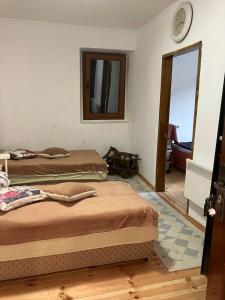 um quarto com 2 camas e um espelho em Stone house em Cetinje