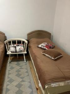 um quarto com uma cama e uma mesa lateral em Stone house em Cetinje