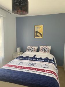 a bedroom with a bed with a blanket on it at Résidence Fort de l'Eve - T2 à 300m plage M Hulot, chemin côtier, commerces - St Marc sur Mer proche La Baule Ponichet in Saint-Nazaire