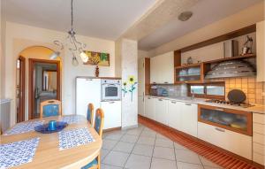 una cucina con tavolo e frigorifero bianco di Amazing Apartment In Palma Campania With Kitchen a Palma Campania