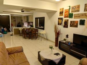 una sala de estar con un sofá y una mesa en 5 Changkat Bukit Bintang 5 minutes to Alor Street Bukit Ceylon KLCC Pavilion Apt 3R2B 10 pax, en Kuala Lumpur