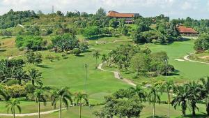 - une vue aérienne sur un parcours de golf avec des palmiers dans l'établissement Putra 1 Pool Homestay Bandar Seri Putra, à Kampong Sungai Buah